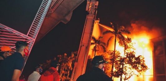 Petugas Damkar Berjibaku Jinakan Kobaran Api (Sumber Photo : @aniesbaswedan)