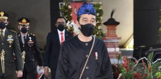 Jokowi Kenakan Pakaian Adat Suku Baduy