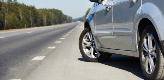 Ban Mobil Pecah Saat Dikemudikan? Jangan Panik, Segera Lakukan Hal Ini