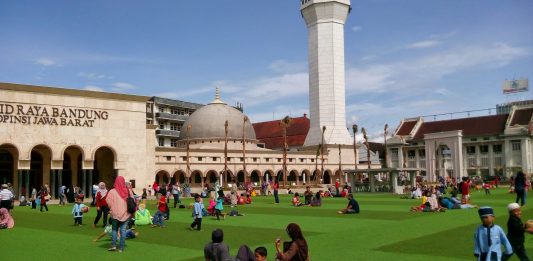 Uji Coba Pembukaan Alun-Alun Kota Bandung, Pengunjung Membludak dan Tidak Taat Protokol Kesehatan