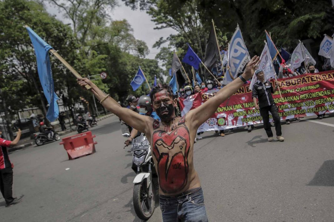 Hari Terakhir Penetapan UMK 2022, Buruh di Jabar Gelar Aksi Kawal Besar-Besaran