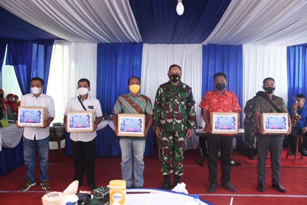 KSAU Serahkan 1.000 Paket Sembako Bagi Warga Kabupaten Lumajang