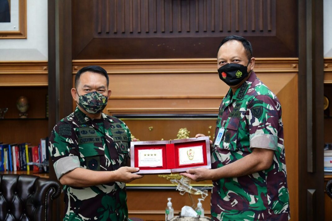 Jalin Silaturahim, KSAD Kunjungi KSAU di Mabesau Cilangkap