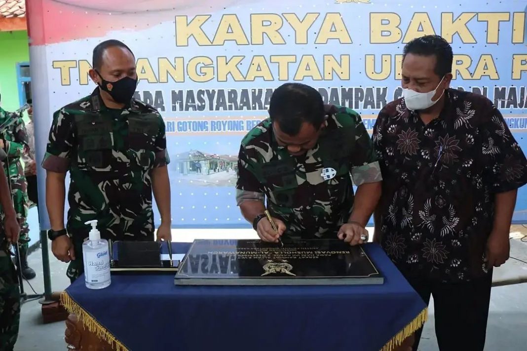 TNI AU Salurkan Sembako dan Renovasi Rumah Ibadah di Majalengka