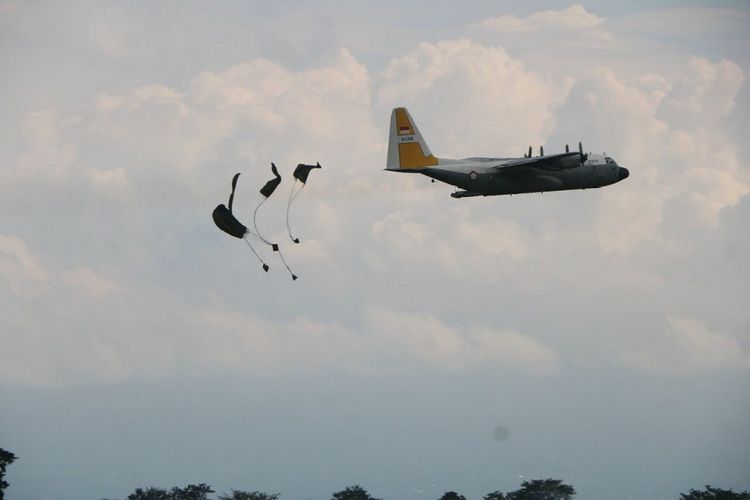 Cope West 2022, Kru C-130 TNI AU-US PACAF Latihkan Penerjunan Logistik Metode LCLA Siang dan Malam Hari