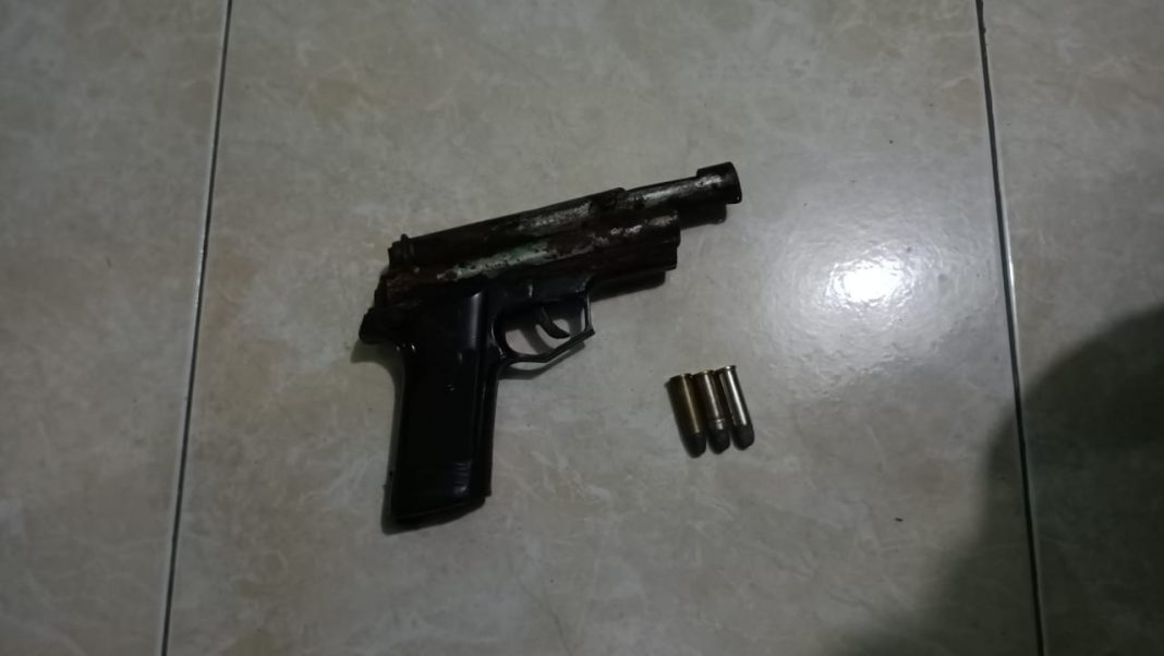 Sadar Hukum Tidak memiliki Hak Menyimpan Senpi, Warga Serahkan Pistol kepada Satgas Organik Yonarhanud 3/YBY