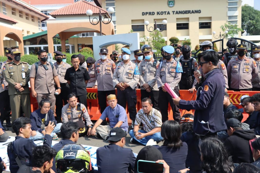 Aksi Unjuk Rasa Mahasiswa di DPRD Kota Tangerang Berjalan Aman, Polisi Kawal Secara Humanis