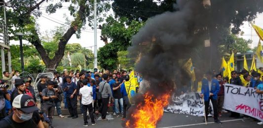 Demo Kenaikan Harga BBM, Massa Bakar Ban dan Terobos Kawat Berduri di Jakarta Pusat