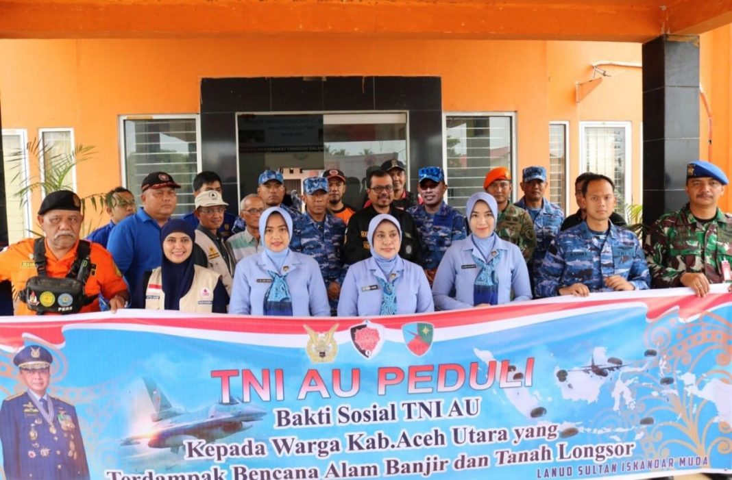 TNI AU Salurkan Bantuan 1.000 Paket Sembako Kepada Korban Bencana Alam Aceh Utara