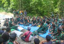 Di Antara Keringat dan Debu Semen, Kebersamaan TNI dan Masyarakat Menguat